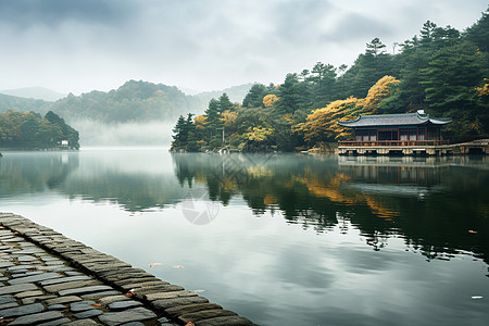 如码头和薄雾湖畔的风光背景