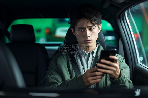 危险驾驶男子边开车边使用手机的俯瞰照片图片