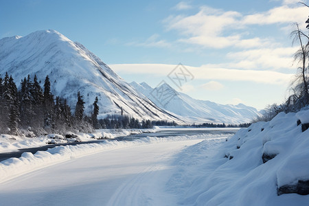 白雪覆盖的雪山公路图片