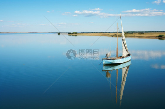 海洋中停靠的船只图片