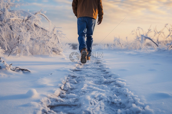 冬季雪地中行走的男子图片