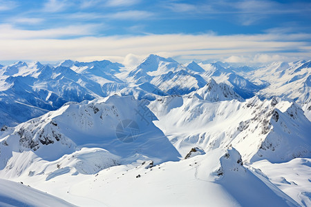 冬季大雪覆盖的山脉景观图片