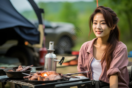 户外野营的年轻女子图片