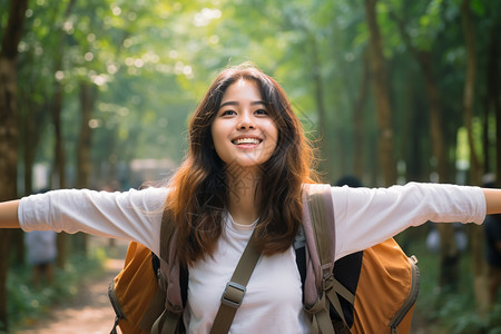 怀抱大自然的徒步女子图片