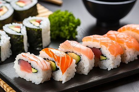 手卷寿司美味的寿司和绿色背景背景