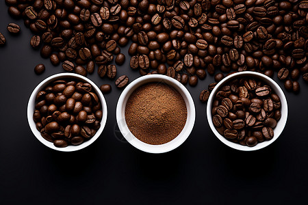 咖啡洒了碗里装满了咖啡豆和咖啡粉背景