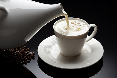白色咖啡杯里的牛奶图片