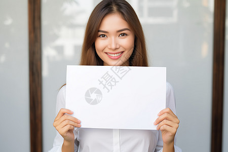女性在办公室展示一张白纸图片