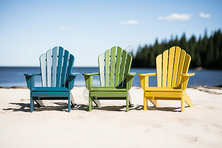 三把躺椅在海滩上图片