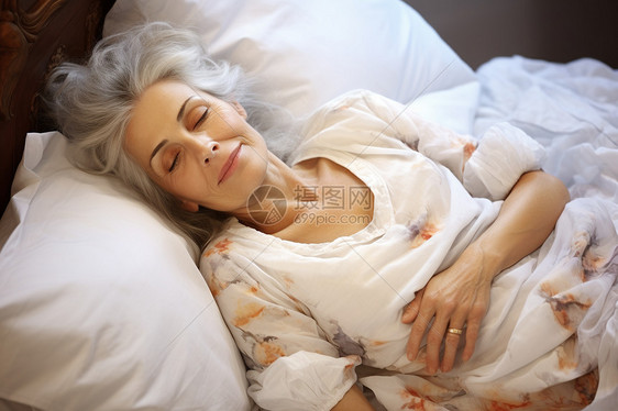 卧室床上休息的奶奶图片