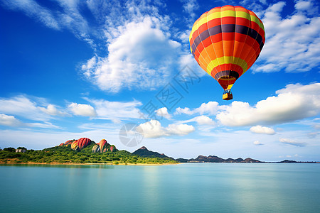 湖泊间翱翔热气球图片