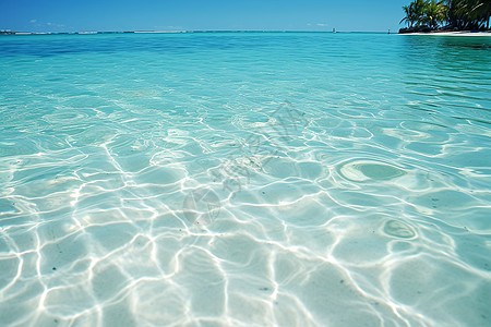 夏季蔚蓝清澈的海水背景图片