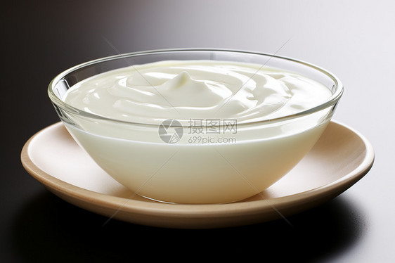 透明碗中的白色乳制品图片