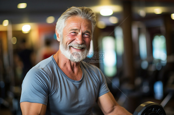 健身锻炼的老年人图片