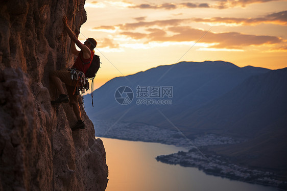 正在爬山的男人图片