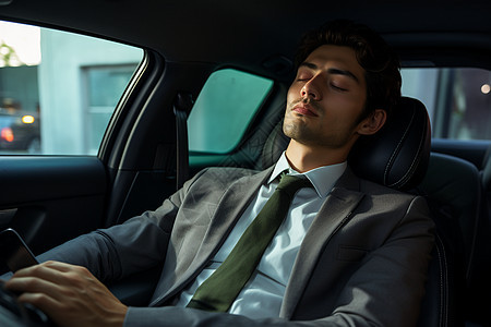 男子在车里睡觉图片