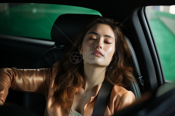 女子疲惫驾驶图片