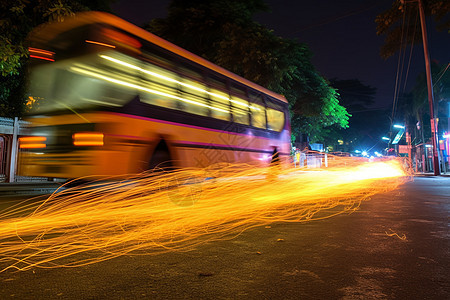 道路上行驶的公交车图片