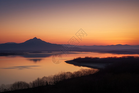 日落时的湖泊和山脉图片
