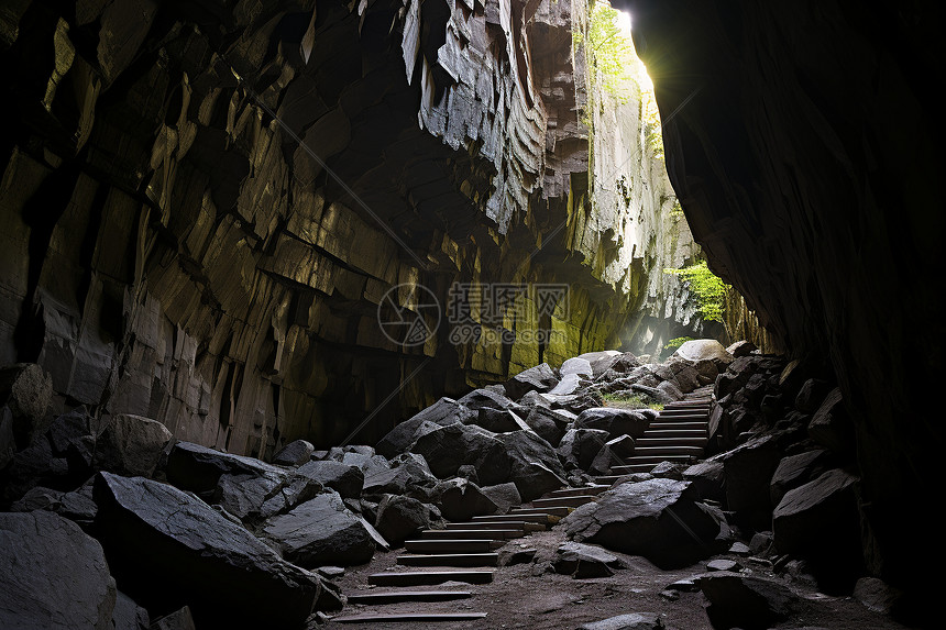 洞穴中的废弃矿山图片