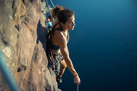 悬崖上攀登的女子图片