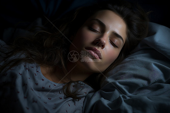 沉睡中的女人图片