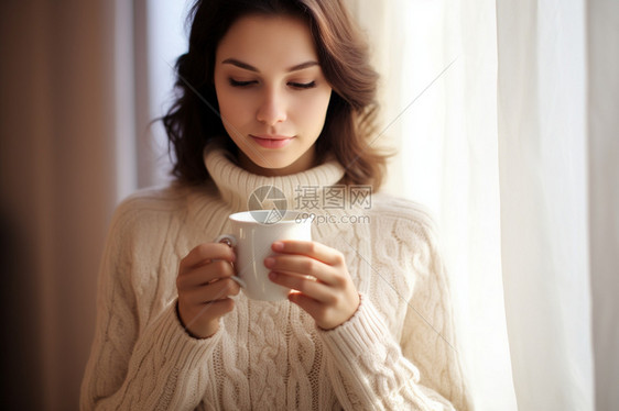 女子两只手拿着咖啡杯图片