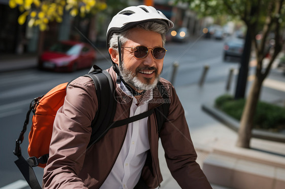 自行车旅行中的中年男子图片