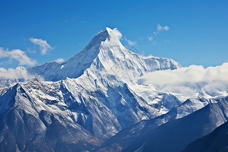 冬季辽阔的雪山山脉背景图片