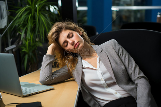 办公室休息的职场女性图片
