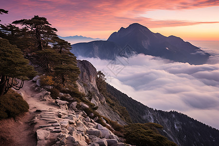 山脉的夕阳景观图片