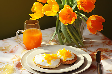 桌上的早餐果汁和鲜花图片