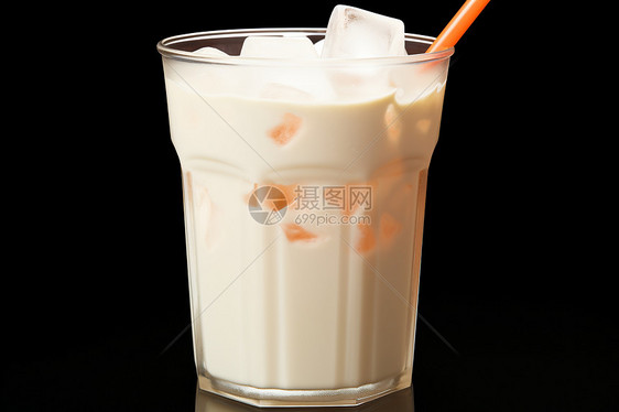 吸管在放着冰块的椰奶中图片