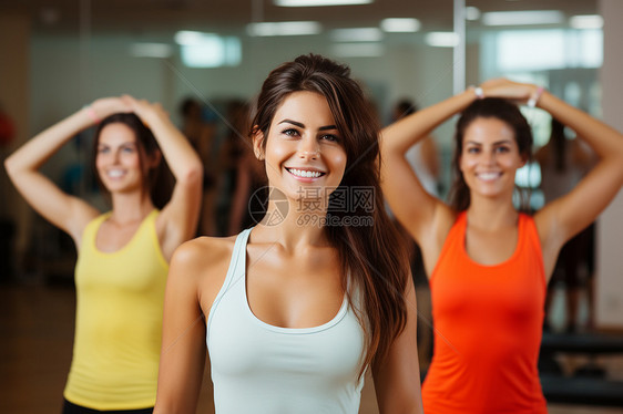 女士在健身房锻炼图片