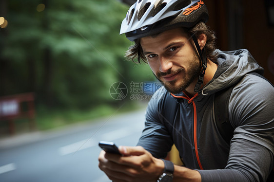 手机骑车男子快乐之旅图片