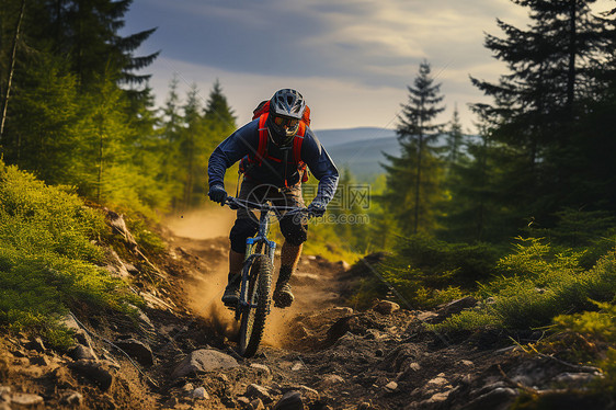 山林中骑着自行车的男子图片