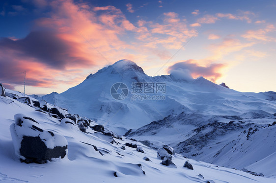 晚霞时白雪皑皑的雪山图片