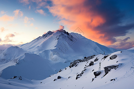 晚霞时雄伟的雪山图片