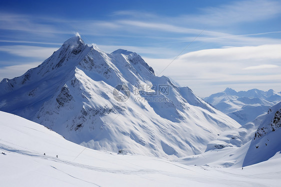 白雪皑皑的山脉图片