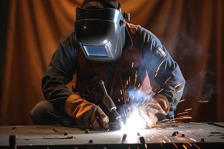 工业防护焊接工人在工作背景