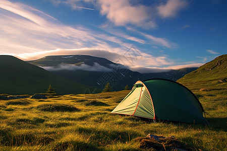 夏日山野露营的帐篷图片