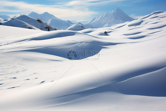 蓝天白云下的雪山图片