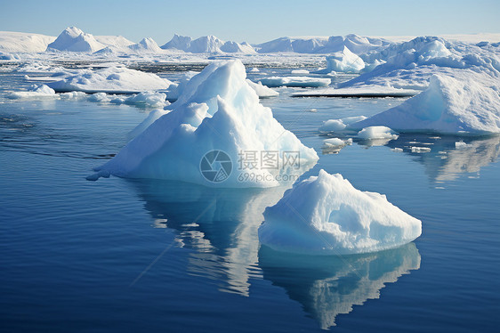 海面上漂浮的冰山图片