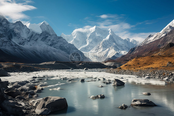 冰雪的雪山和湖泊图片