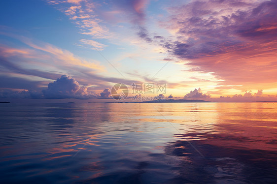夕阳余晖下的大海图片