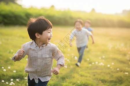 草地奔跑阳光下两个年轻孩子背景