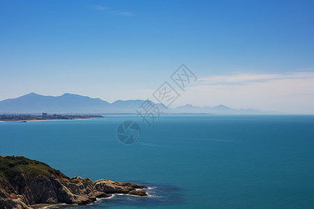 远山环绕碧波天空图片