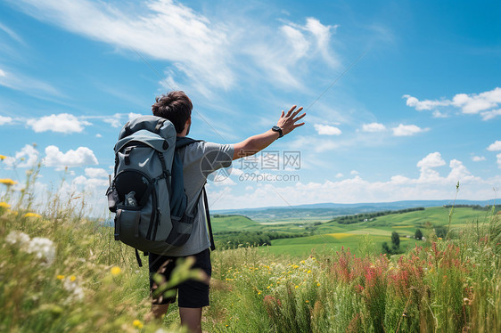 张开双臂拥抱大自然的男子图片