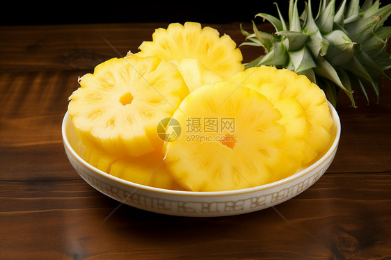 盘中鲜香的菠萝图片