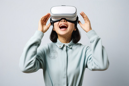 头戴VR眼镜的女人图片